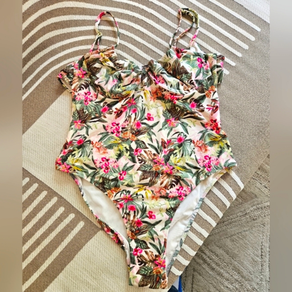 Victoria's Secret one piece swimsuit, sz M